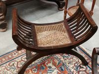 Paire de fauteuils type curule en noyer, assise garnie de ca… (photo 3)
