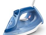 un fer à repasser électrique bleu et blanc posé sur une surface blanche