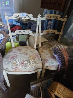 deux chaises assises l'une à côté de l'autre