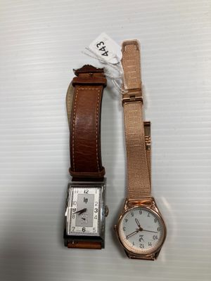 une photo montrant deux montres posées sur une table
