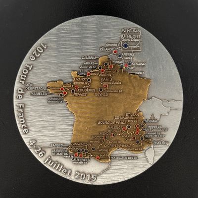 une médaille en argent et en or sur laquelle figure une carte de la France