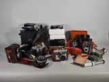 plusieurs types d'appareils photo différents posés sur une table