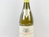 une bouteille de vin posée sur une table