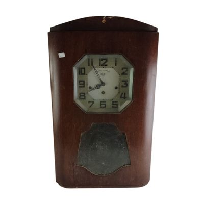 une horloge en bois accrochée au mur