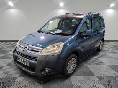la petite camionnette bleue est garée sur un carrelage à carreaux
