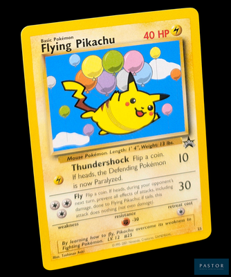 une carte Pokémon sur laquelle figure un Pikachu volant dans les airs