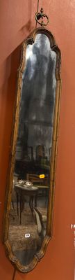 un miroir accroché au mur à côté des toilettes