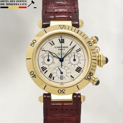 une image d'un gros plan d'une montre-bracelet avec des chiffres romains