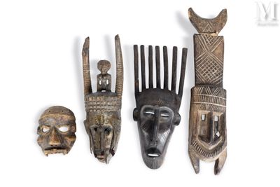 Plusieurs œuvres d'art africain sont exposées sur un fond blanc