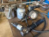 un grand nombre d'outils posés sur une table