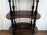 une image représentant une table à trois étages surmontée d'un plateau décoratif