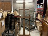 un chevalet en bois au milieu d'une pièce remplie de meubles