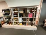 de nombreuses bouteilles de vin sur les étagères du magasin