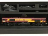 une locomotive rouge et jaune dans une boîte noire
