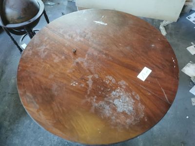 1 table ronde quadripode sans ses rallonges