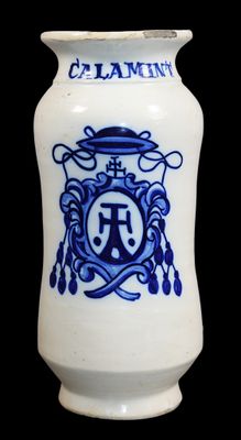 un vase blanc orné d'un motif bleu