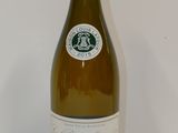 une bouteille de vin posée sur une table