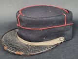 une image représentant un chapeau noir orné d'une couture rouge