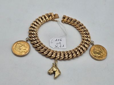 un bracelet en or orné de pièces et d'une breloque en forme de pièce