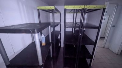 une longue rangée d'étagères dans le couloir d'un immeuble