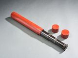 un stylo orange posé sur une table