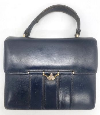 sac à main en cuir bleu marine avec des finitions dorées