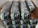 des boîtes de téléphones portables empilées les unes sur les autres sur une table