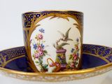 une tasse et une soucoupe ornées d'un oiseau
