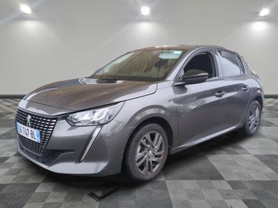 la voiture grise est garée sur un sol en damier dans le garage