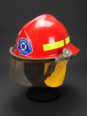casque de pompier avec visière de protection sur fond noir