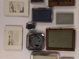 beaucoup de photos accrochées au mur et une horloge accrochée au mur