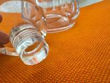 une personne versant de l'eau dans un verre sur une table