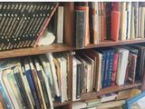 de nombreux livres qui se trouvent sur les étagères de la pièce