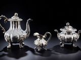 trois théières en argent et un sucrier sur fond noir