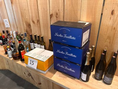 de nombreuses bouteilles de vin sur une étagère dans un magasin