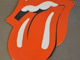 un panneau métallique orange orné d'un motif blanc et noir sur le côté