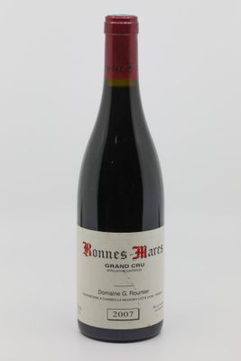 une bouteille de vin rouge posée sur une table blanche