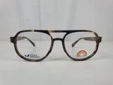 une paire de lunettes posée sur une surface blanche