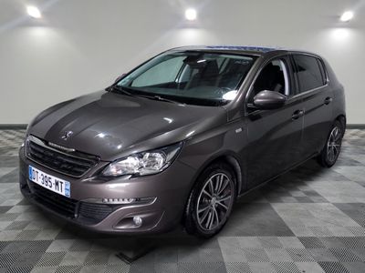 la voiture grise est garée sur un sol en damier dans le garage