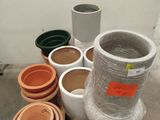 de nombreux pots en terre cuite sur une palette dans un entrepôt
