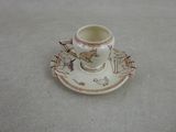 une tasse et une soucoupe posées sur une table