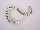 bracelet à chaîne en argent orné d'une boule en argent, sur un fond blanc