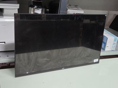 une photo d'un écran d'ordinateur posé sur un bureau