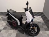 un scooter garé sur un sol à damier