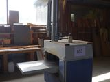 une machine placée au milieu d'une pièce