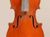 gros plan d'un violon avec un archet sur fond blanc