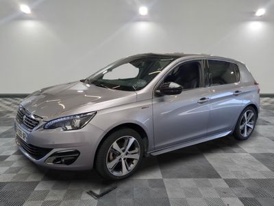 la voiture argentée est garée sur un sol en damier dans le garage