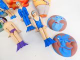 de nombreuses figurines de personnes assises sur une table