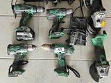 beaucoup d'outils électriques qui traînent par terre