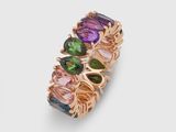 un gros plan d'une bague ornée de pierres multicolores